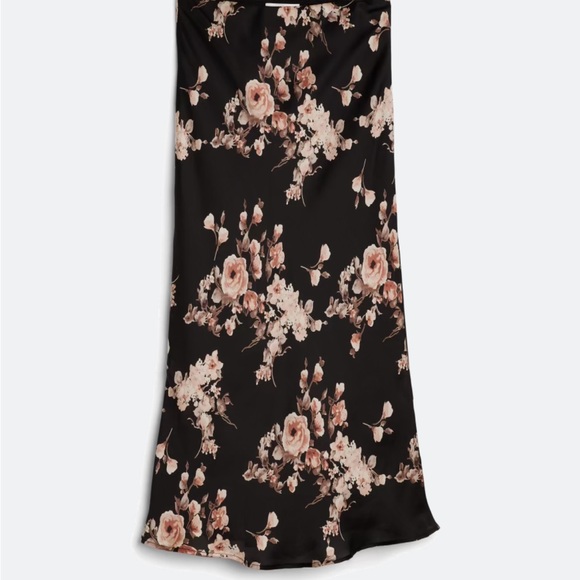 Chic Floral Midi Skirt in Black and Pink - Picture 5 of 5
